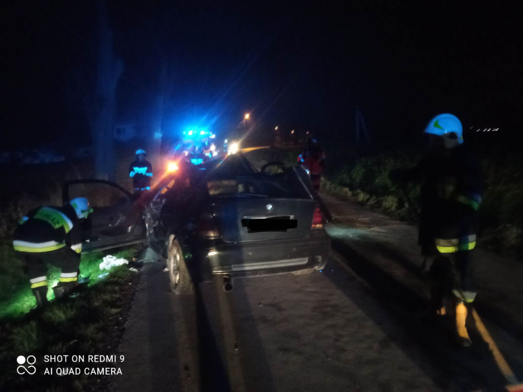 Miechowice Wielkie. Huknął w przydrożne drzewo! Z bmw został wrak
