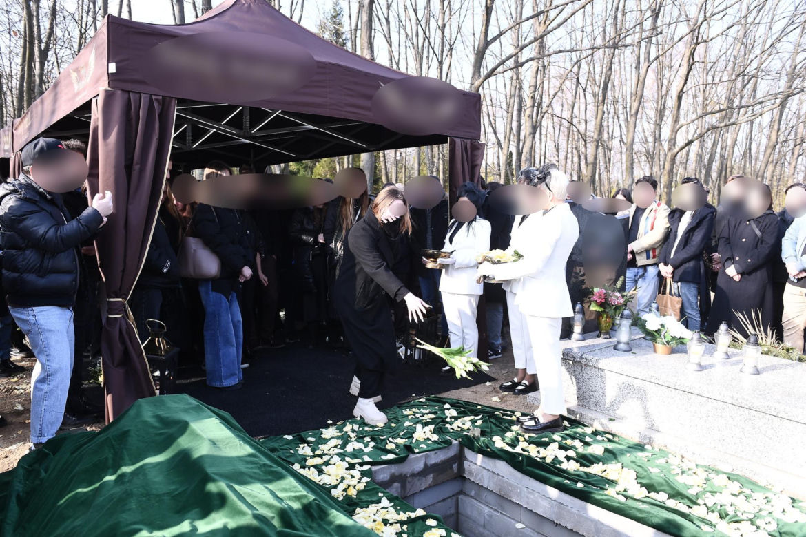 Przejmujący widok na grobie Lizy. To miejsce wyróżnia się na cmentarzu