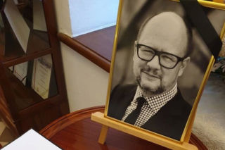 Księga kondolencyjna w rzeszowskim ratuszu. Każdy może uhonorować Pawła Adamowicza