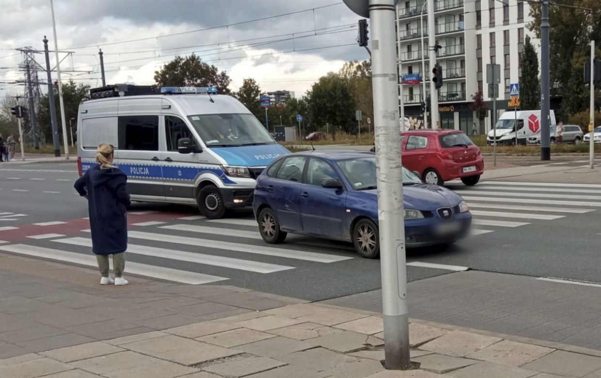 Warszawa. Seat huknął w rowerzystkę na Białołęce. Kobieta trafiła do szpitala!