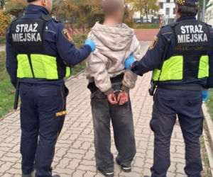 Mężczyzna wtargnął na szkolne boisko. Intruz biegał z nożem wśród dzieci