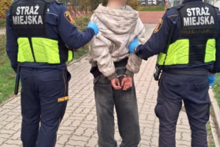 Mężczyzna wtargnął na szkolne boisko. Intruz biegał z nożem wśród dzieci