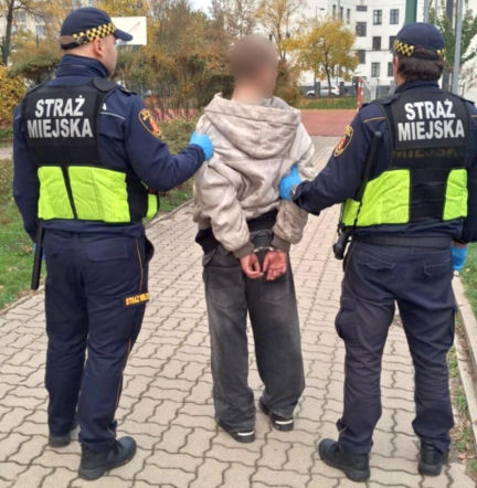 Mężczyzna z nożem wtargnął na szkolne boisko. Intruz biegał z nożem wśród dzieci