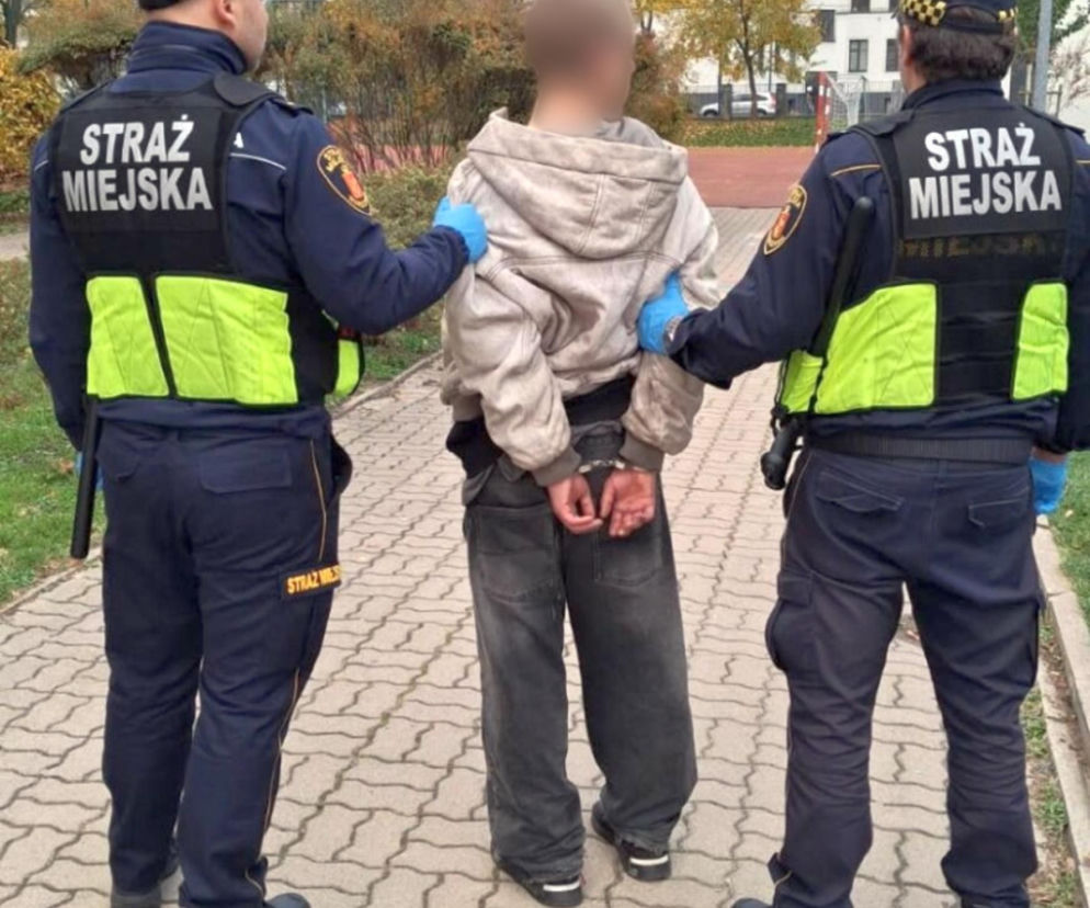 Przeciął ogrodzenie i wszedł na boisko z nożem. Uciekł do metra