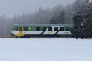 Pociąg zmiażdżył koparkę na Mazowszu.  Siła uderzenia była ogromna!