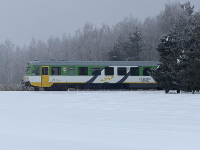 Pociąg zmiażdżył koparkę na Mazowszu.  Siła uderzenia była ogromna!