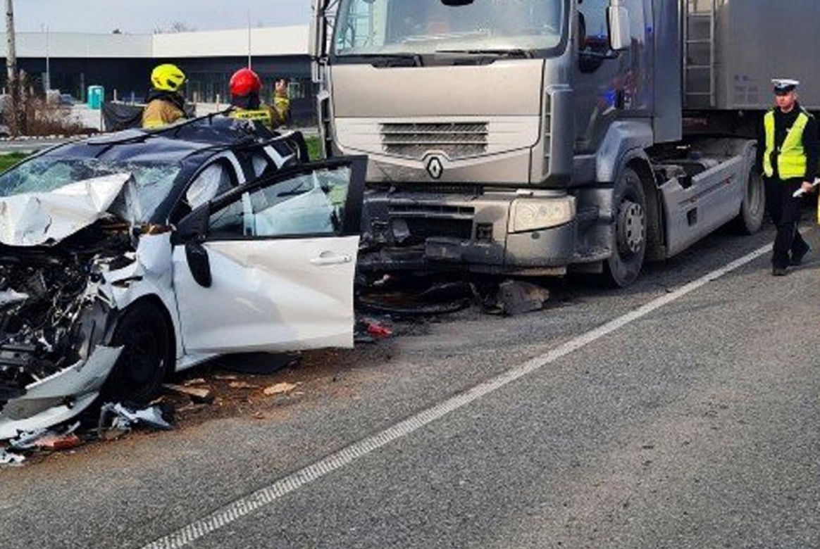 Ustroń. Znany biznesmen zginął w wypadku. Jego mercedes huknął w tira i wyleciał w powietrze. Wśród poszkodowanych kobieta w ciąży [ZDJĘCIA]