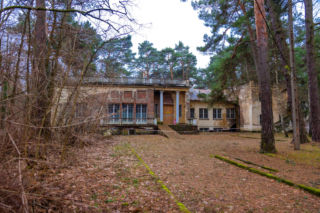 Ich puste wille popadają w ruinę. Kiedyś mieszkali tu najbogatsi Polacy: fabrykanci, aktorzy, dyrektorzy