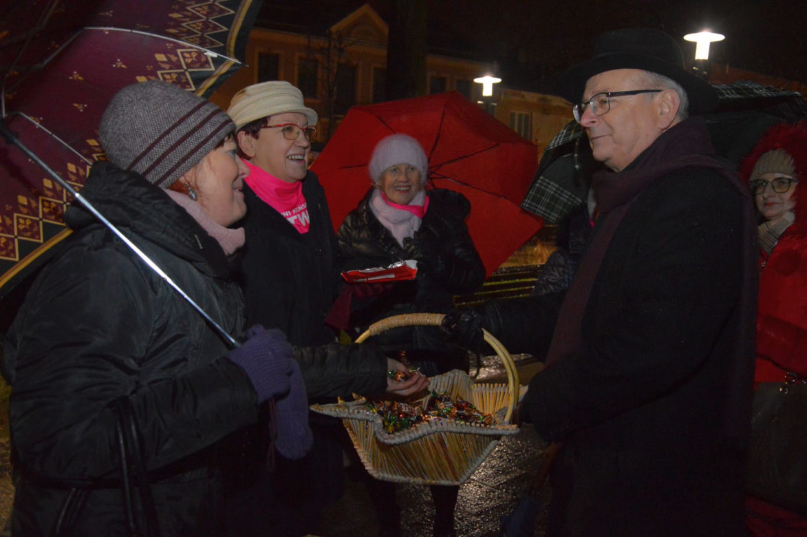 Wystartował Jarmark Bożonarodzeniowy w Końskich. W rynku odpalili choinkę