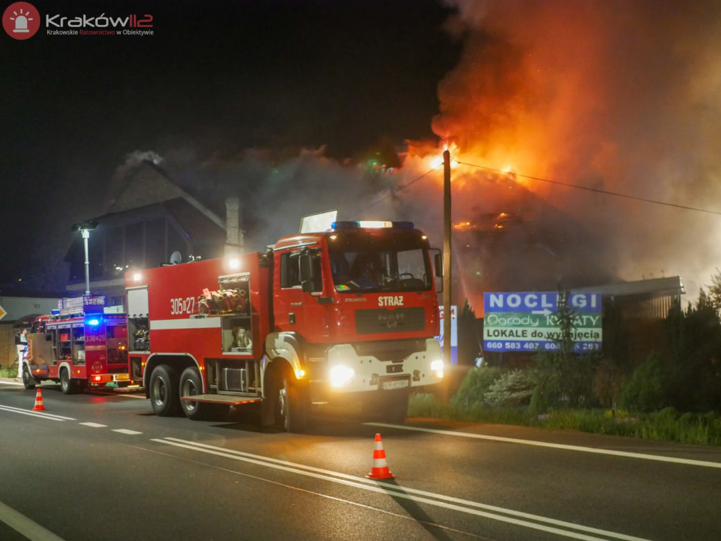 Pożar delikatesów w Michałowicach. Kłęby gęstego dymu było widać z daleka