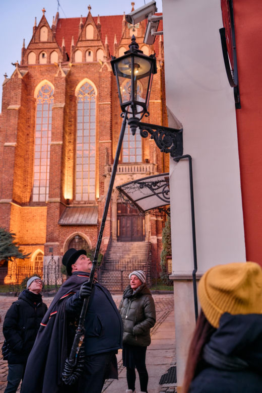 Wrocławski latarnik zapala 99 lamp gazowych