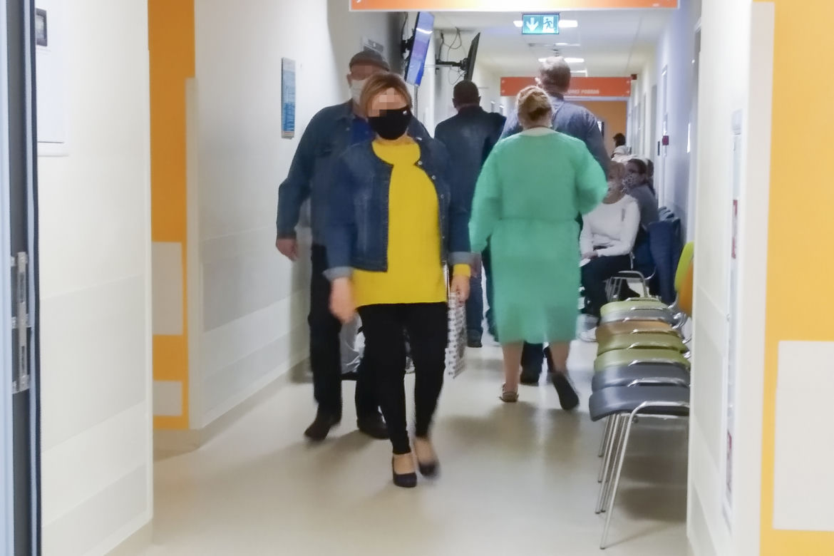 Horror w Instytucie Onkologii. Stłoczeni pacjenci na korytarzach. Tak szpital przestrzega wytycznych?