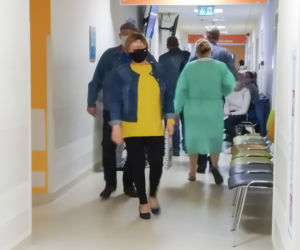 Horror w Instytucie Onkologii. Stłoczeni pacjenci na korytarzach. Tak szpital przestrzega wytycznych?