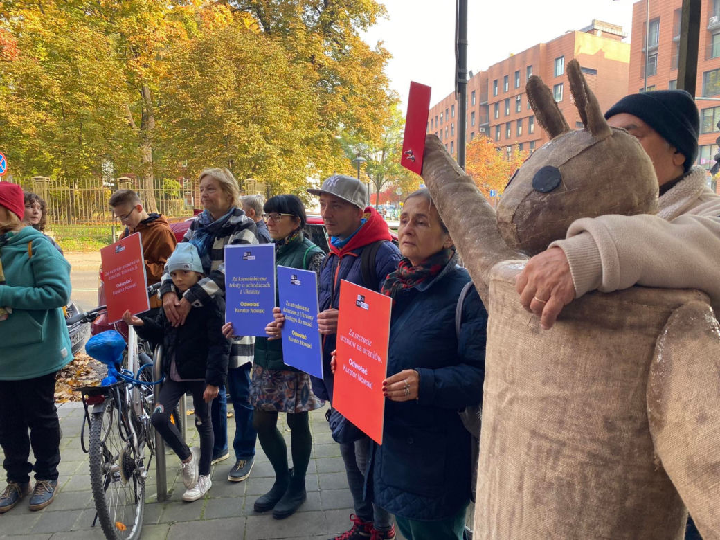 Protest nauczycieli w Krakowie. Napisali „kartki do Czarnka” i żądali odwołania kurator Nowak