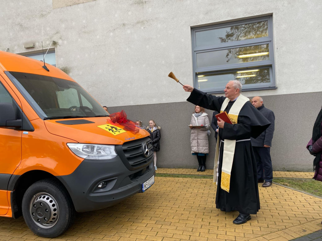 Ułatwi transport dzieci z niepełnosprawnościami. Nowy bus trafił do SOSW w Siedlcach