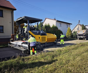 Zaorał drogę, bo uważa ją za swoją. Drogowcy wrócili pod okiem policji