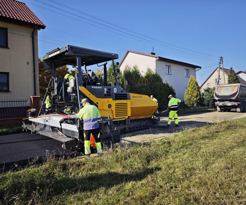 Zaorał drogę, bo uważa ją za swoją. Drogowcy wrócili pod okiem policji