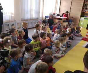 Zebra uczy dzieci przechodzić przez... zebrę
