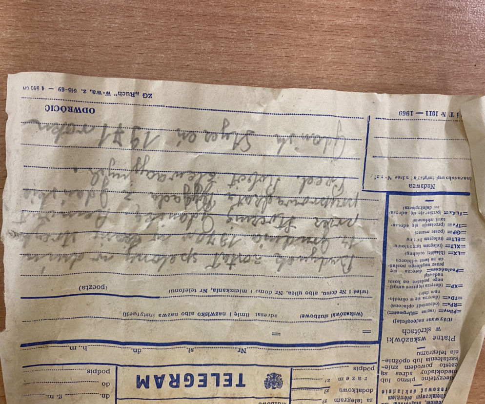 Telegram wsadzony został w butelkę i zamurowany w ścianie dworca