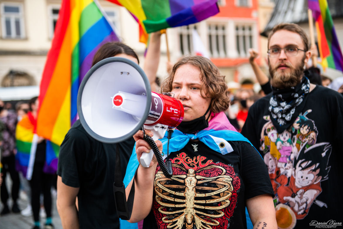 Demonstracja LGBT i narodowców na krakowskim Rynku