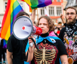 Demonstracja LGBT i narodowców na krakowskim Rynku