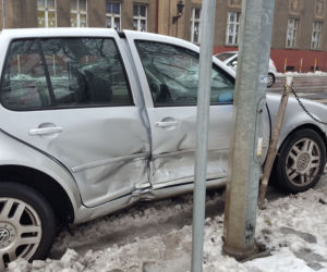 Posypał śnieg, posypały się kolizje w Lesznie 