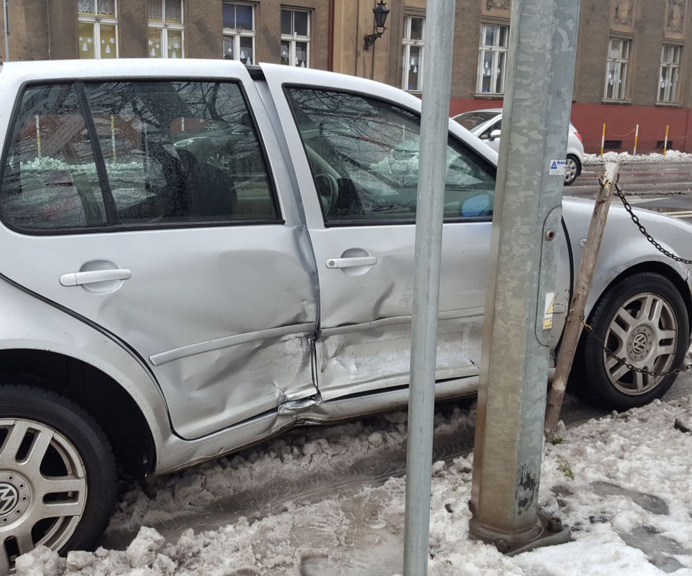 Posypał śnieg, posypały się kolizje w Lesznie 