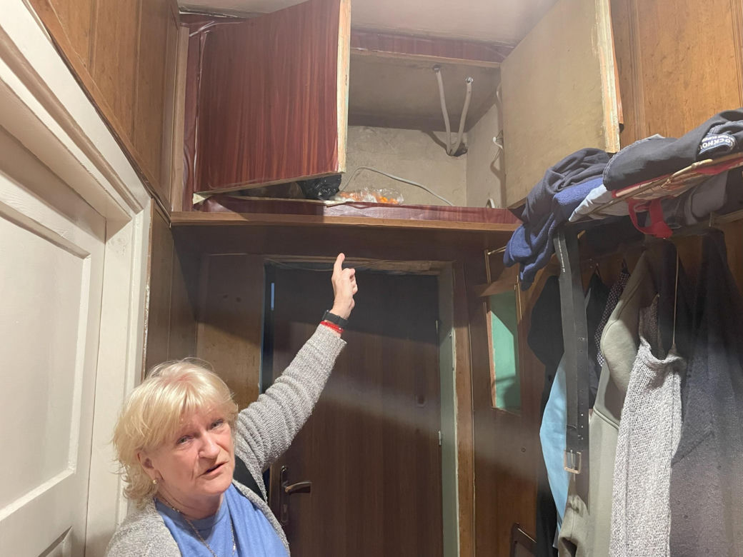 Dramat 67-letniej pani Basi. W mieszkaniu ma 14 stopni, ogrzewa się kuchenką gazową!