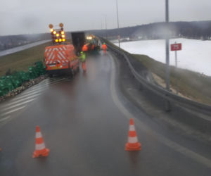 Utrudnienia na A4. Na jezdnię rozsypały się skrzynki z piwem [ZDJĘCIA]
