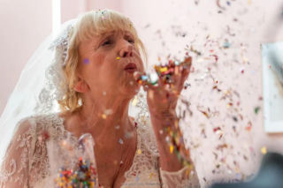 Różniatowska w wieku 75 lat założyła suknię ślubną i biały welon!