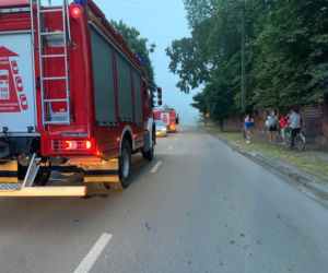 Glinojeck. Wypadł z drogi i uderzył w trzech mężczyzn na chodniku! Wszyscy poważnie ranni. Kierowca uciekł! [ZDJĘCIA]