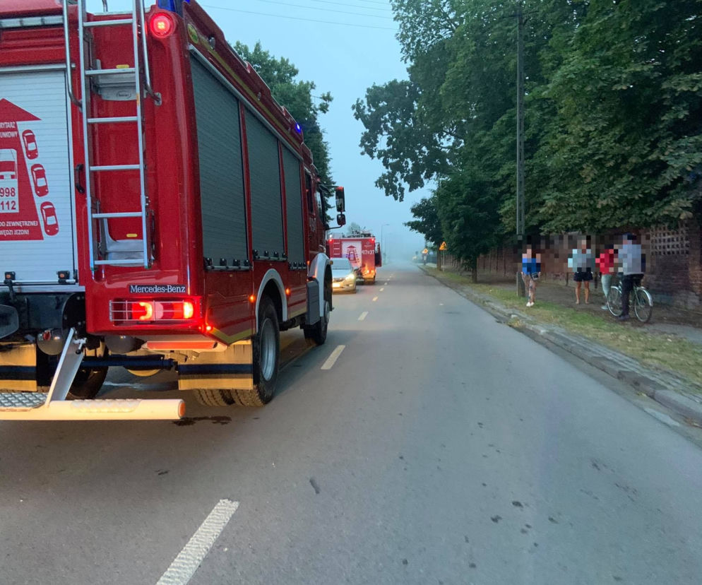 Glinojeck. Wypadł z drogi i uderzył w trzech mężczyzn na chodniku! Wszyscy poważnie ranni. Kierowca uciekł! [ZDJĘCIA]