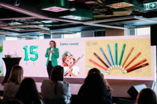 Talent, emocje i odwaga na jednej scenie. Żabka świętuje 15 lat programu stypendialnego