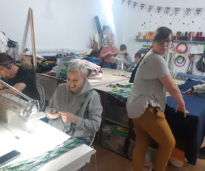 Bytom: Dają życie starym ubraniom i przerabiają je... na materiałowe torby, które zastąpią foliówki
