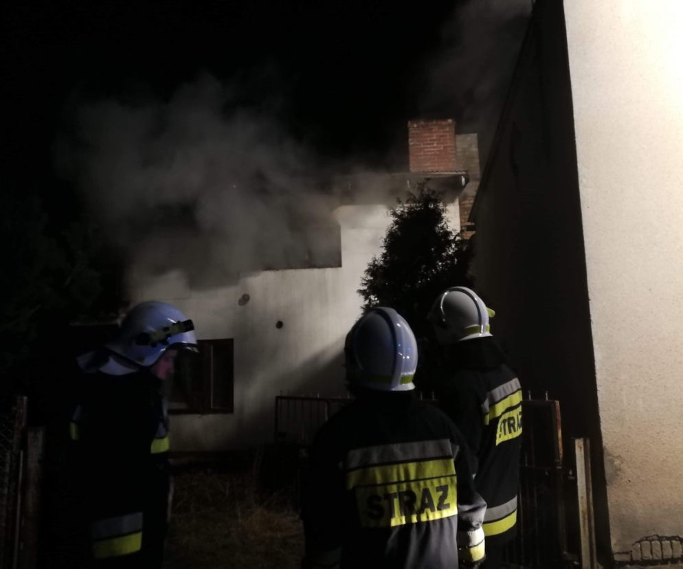 W Ostrowcu spłonął dom! Starsza kobieta wyskoczyła przez BALKON!