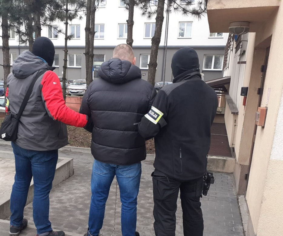 W mundurach policji sterroryzowali rodzinę. Przerażający napad pod Aleksandrowem Łódzkim [ZDJĘCIA]