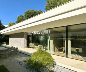 Forrest House to współczesna willa miejska autorstwa JABRAARCHITECTS, zaprojektowana na styku architektury i krajobrazu