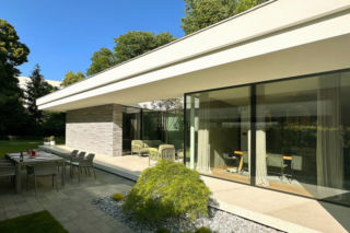 Forrest House to współczesna willa miejska autorstwa JABRAARCHITECTS, zaprojektowana na styku architektury i krajobrazu