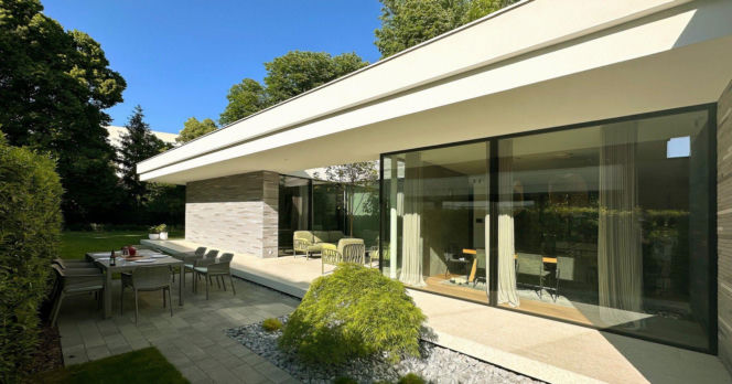 Forrest House to współczesna willa miejska autorstwa JABRAARCHITECTS, zaprojektowana na styku architektury i krajobrazu