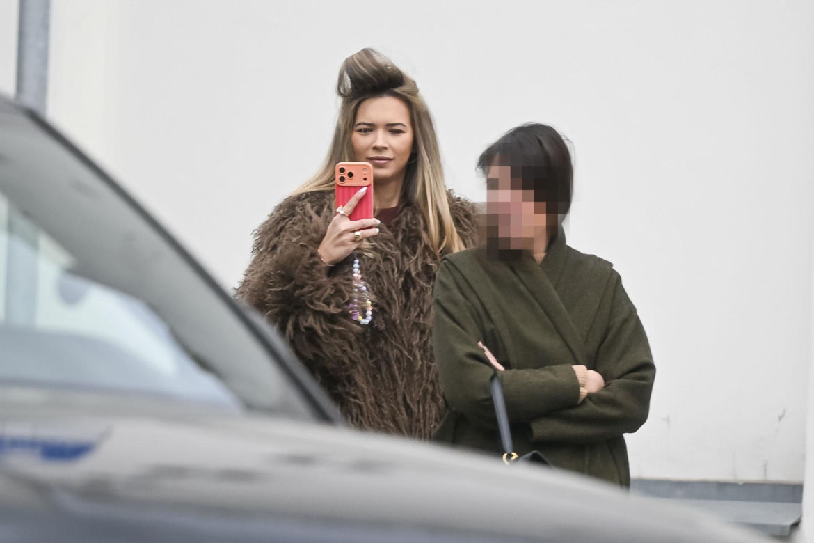 Sandra Kubicka w wałku na głowie