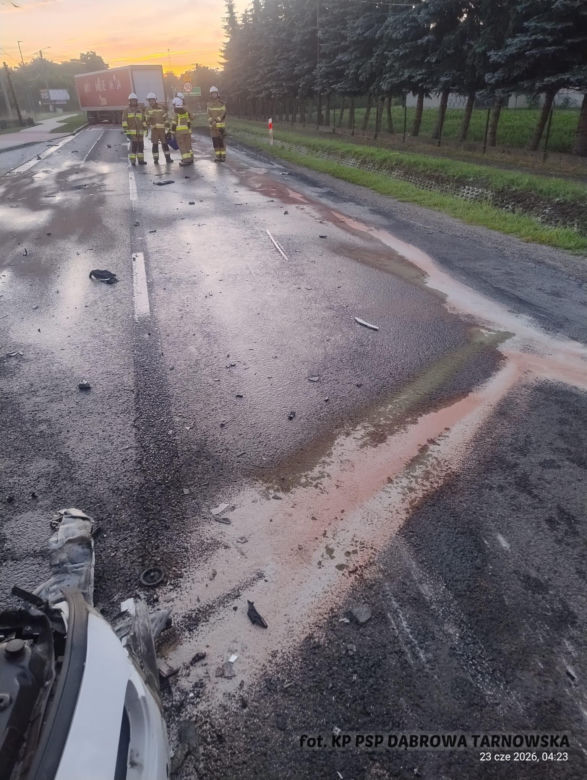 Wypadek w Smęgorzowie. W zderzeniu osobówki z tirem na DK73 ucierpiały 4 osoby