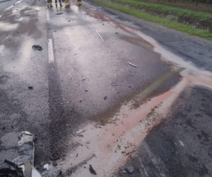 Wypadek w Smęgorzowie. W zderzeniu osobówki z tirem na DK73 ucierpiały 4 osoby