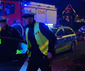 Dachował i wpadł do rzeki