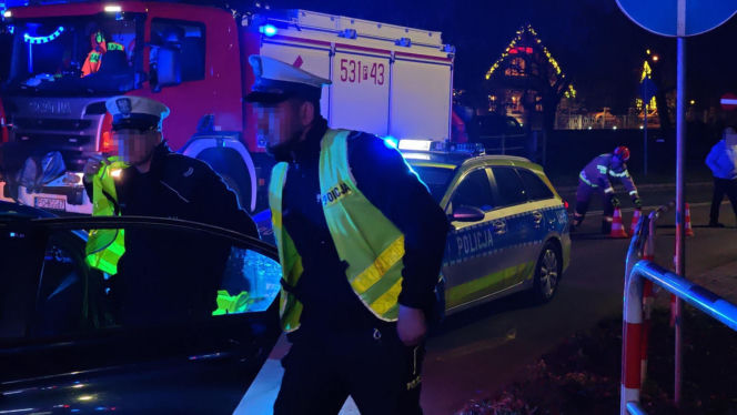 Dachował i wpadł do rzeki