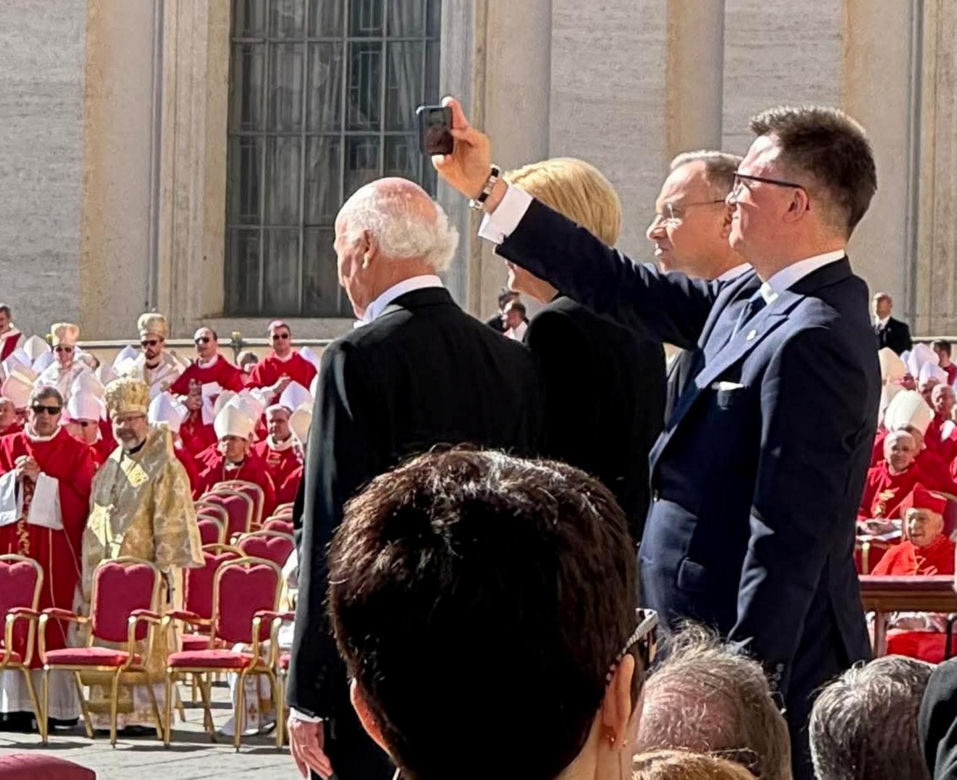 Podczas pogrzebu papieża Franciszka Marszałek Sejmu Szymon Hołownia robi sobie selfie 
