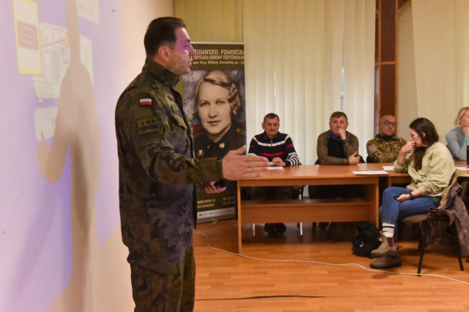 W Toruniu na siarczystym mrozie szkolą się cywile