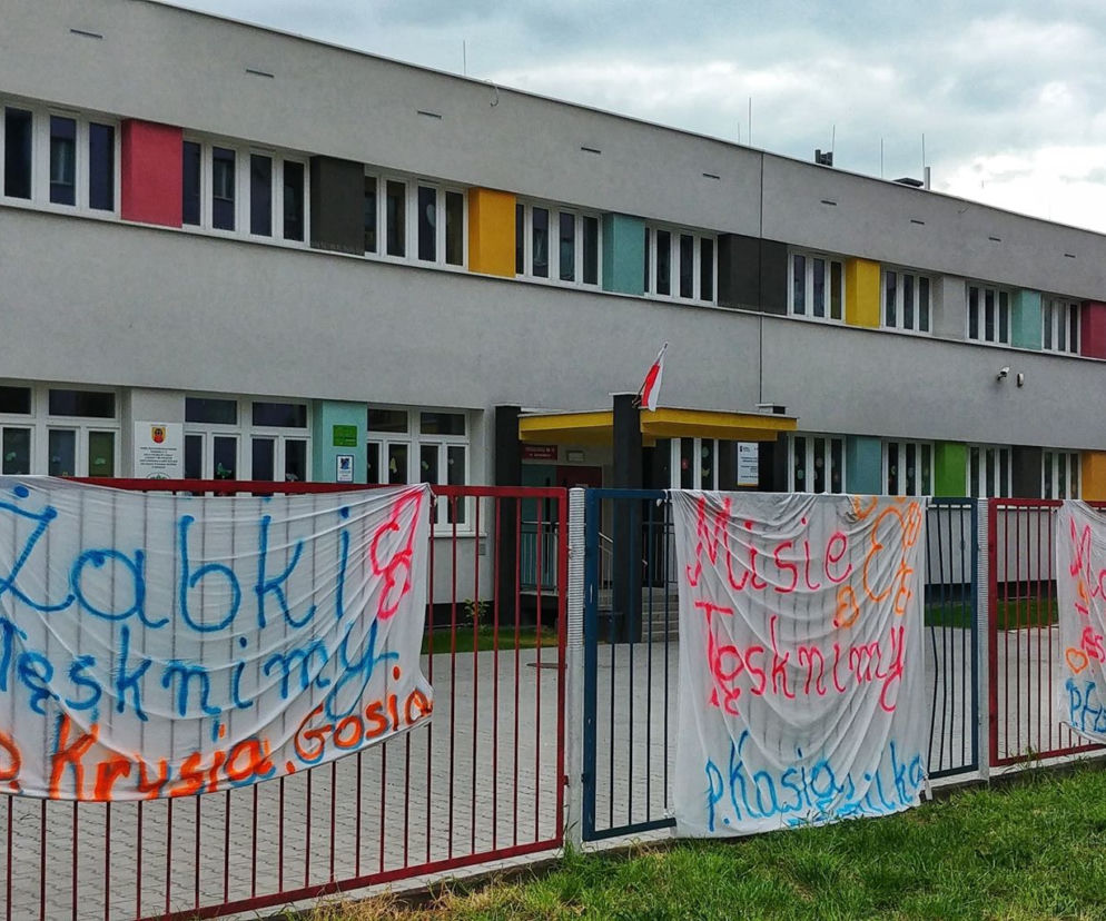 Przedszkolaki tesknią za wychowawcami. Wzruszające transparenty na płocie Zespołu Szkolno-Przedszkolnego w Zaborzu [ZDJĘCIA]