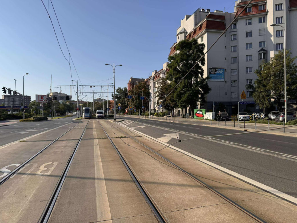 Poważne utrudnienia we Wrocławiu. Koparka zerwała sieć trakcyjną na Szczepinie 