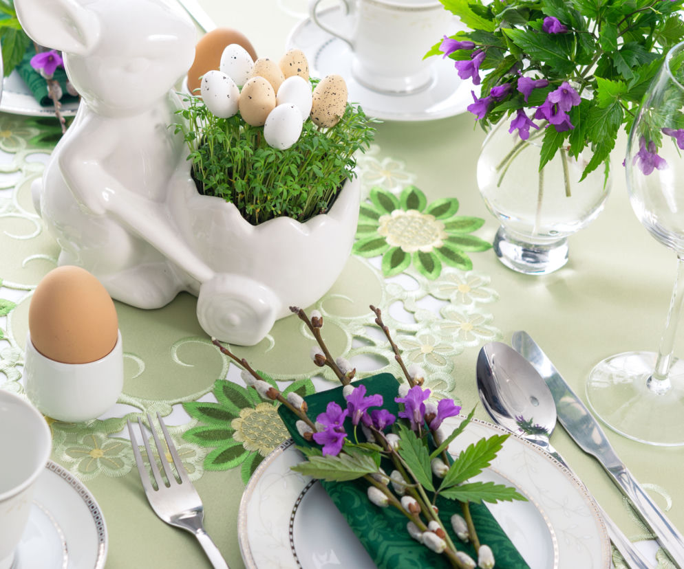 Prosty stroik wielkanocny. Rzeżucha, bazie i fiołki
