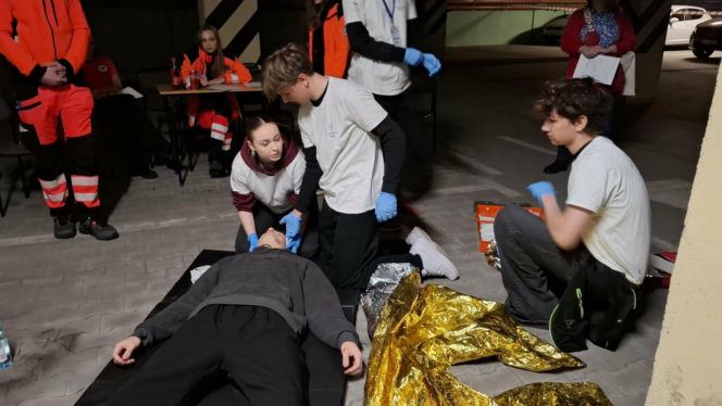 Wiedzą jak ratować! Na Uniwersytecie Kaliskim odbyły się II Mistrzostwa Szkół Ponadpodstawowych w Pierwszej Pomocy